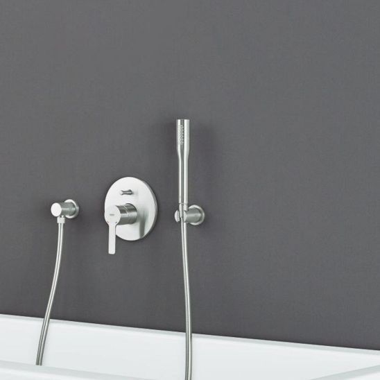 Set soffione doccia con braccio Grohe Rainshower 26558DC0, rubinetto per vasca e doccia Grohe Essence 24058DC1, 26658DC0, 27400DC0, 28362DC1