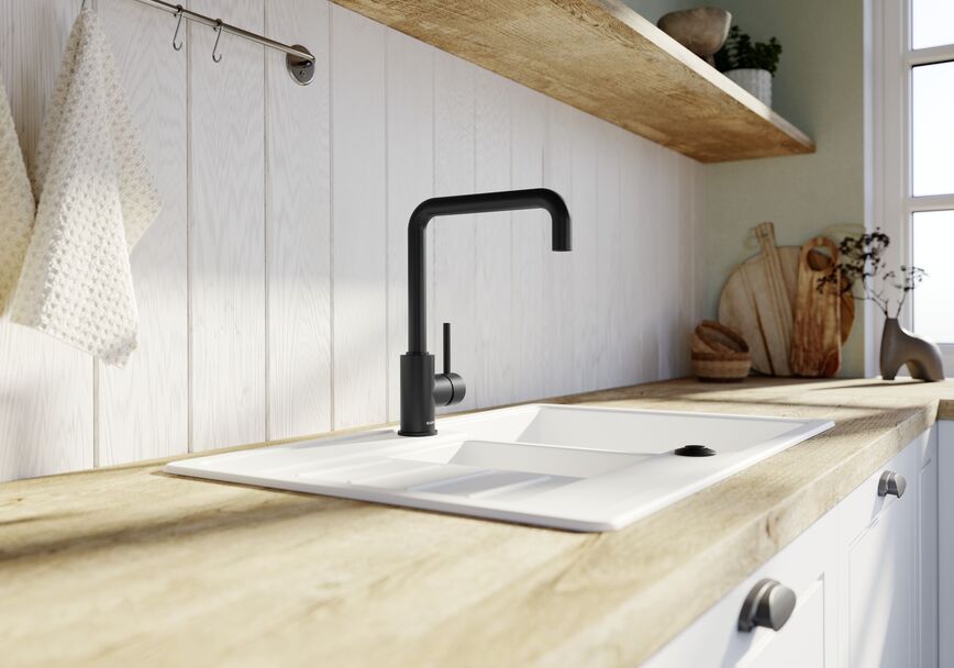 Lavabo bianco con piano in legno