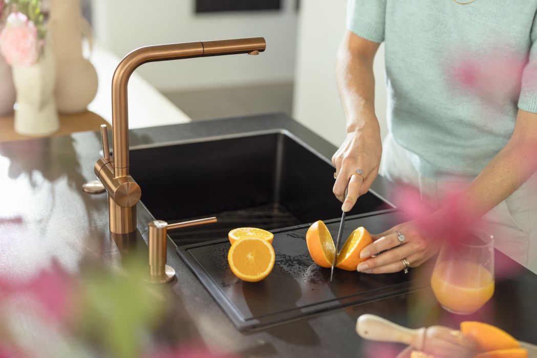 Elementi oro che risaltano in cucina