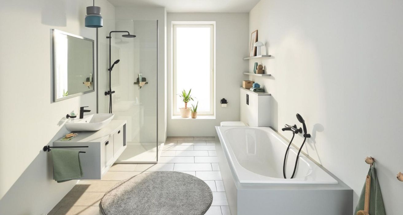 Bagno chiaro con rubinetti neri